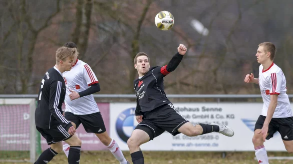 Ma&szlig; genommen: Hier fixiert der Werl-Asper Kapit&auml;n Dennis Niehaus (schwarz, Mitte) den Ball und leitet einen Angriff ein.. Bewundernd schauen Marius Seipt (schwarz, links) und der Lipperreiher Joshua Vormbrock zu. - &copy; Egon Penner