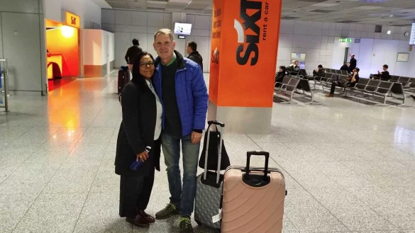 Jörg Lachmann konnte seine Frau Mirna Clara Hernandez Borrell am Frankfurter Flughafen endlich wieder in die Arme nehmen. - © Privat