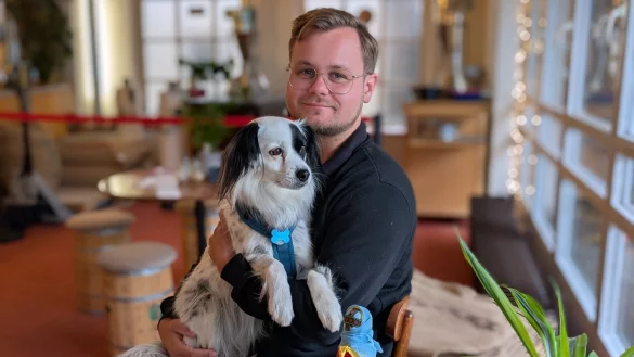 Jason Jochem mit Hündin "Bella", die er im Kriegsgebiet fand und aufnahm. Er war bereits drei Mal mit einem Transporter voller Spenden an der ukraninischen Front und hofft auch diesmal auf Unterstützung aus der lippischen Bevölkerung. - © Annika Langhagel