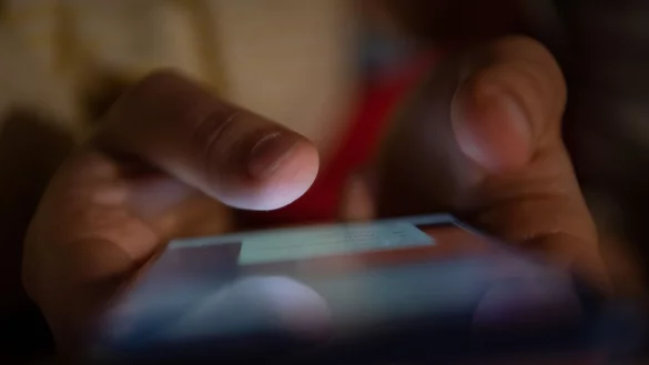 Nicht tatenlos zusehen, sondern handeln: &Uuml;ber die Internet-Meldestellen kann jede und jeder ganze einfach etwas gegen Hass und Hetze im Netz tun. - &copy; Sebastian Gollnow/dpa/dpa-tmn