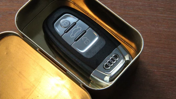 Eine Blechdose schirmt den Sender ab. Wahlweise funktioniert auch ein St&uuml;ck Alufolie, sagt die Kripo. - &copy; Marianne Schwarzer