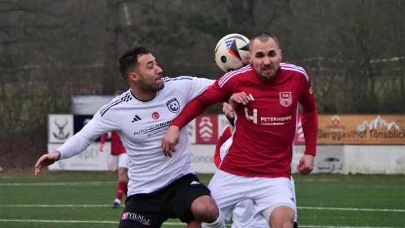 Lipperreihes Dominic Pollakowski verliert beim Kopfball die Kontrolle. - &copy; J&ouml;rg Hagemann