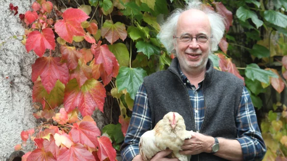 Bernd Nagel-Held mit seinem Haustier, einem Huhn.&nbsp; - &copy; Silke Buhrmester