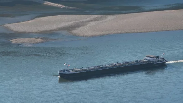 Ein Schiff m&uuml;ht sich bei Lorchhausen durch die stark verengte Fahrrinne des Rheins. - &copy; Boris Roessler