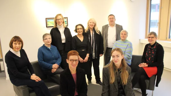 Die Lotsinnen (vorne von links) Christiane Trope und Yana Likhachova mit (hinten von links) den Lotsinnen Ulrike Quakernack-Dielitzsch, Bärbel Klöckner, Heike Weilacher, Samira Block sowie der Projektkoordinatorin Margit Monika Hahn vom Kreis Lippe, Landrat Dr. Axel Lehmann und den Lotsinnen Marion Patzke und Dagmar Wietheger-Claes. - © Kreis Lippe