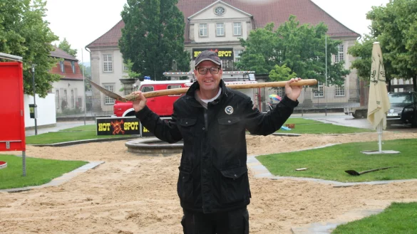 Noch steht er im Regen und baut auf. Ab 26. Juni will er sp&auml;testens auf der Sonnenseite sein. Kurt Horz l&auml;dt zum dritten Mal zu Beach und SandiBar im Lippegarten - &copy; Judith Stracke