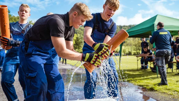Jugendliche bei Spielen am Sonntag. Es gilt, m&ouml;glichst viel Wasser von A nach B zu bef&ouml;rdern. - &copy; FreitagTV