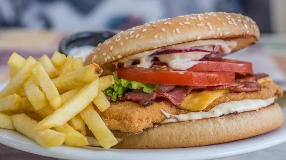 Die verkehrsberuhigten Zonen in der City lassen Raum f&uuml;r mehr Au&szlig;engastronomie. In einigen Stra&szlig;en kann man jetzt Burger, Currywurst & Co. auch gem&uuml;tlich vor den Lokalen zu sich nehmen. - &copy; Symbolbild: Pixabay