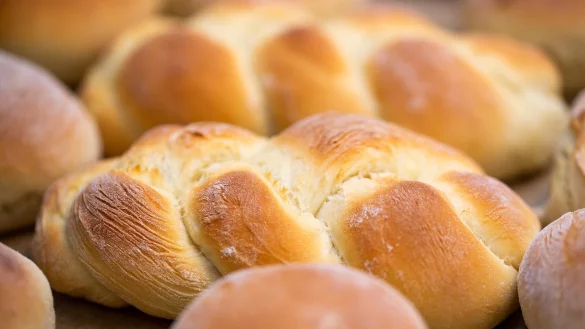 Beliefert werden von Brot- und Brötchenherstellern Supermärkt-Regale, aber auch Backstationen im Lebensmittelhandel. - © Symbolbild: Pixabay