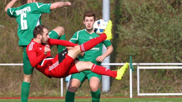 Aus der Feinkostabteilung: Blombergs Jakub Zejglic setzt gegen Anreppens Yannick Peitz zum Fallrückzieher an. - © Jörg Hagemann