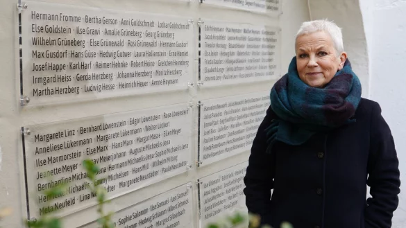 Aus 151 Namen sind 226 geworden: Auf Grundlage der umfangreichen Recherchen der Historikerin Gudrun Mitschke-Buchholz wurde die Gedenktafel in der „Twete An der Alten Synagoge“ erneut überarbeitet und aktualisiert. - © Stadt Detmold