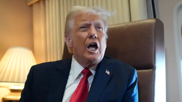 US-Präsident Donald Trump will die heimische Wirtschaft mit höheren Zöllen schützen. - © Ben Curtis/AP/dpa