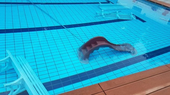 Randale im Freibad: In Kirchheide schwimmen unter anderem B&auml;nke und eine Rutsche im Becken. - &copy; Freibadverein Kirchheide