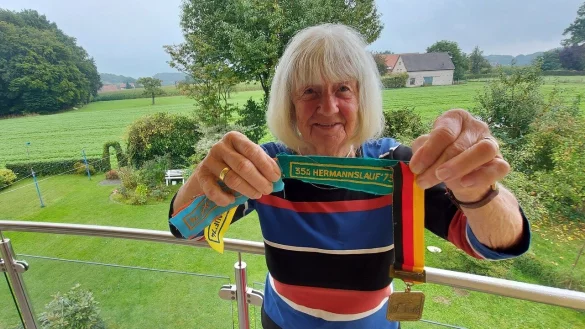 Irmhild Holste gewann 1973 den zweiten Hermannslauf. Hier zeigt sie das Abzeichen und die Medaille von damals. - &copy; Claus Meyer