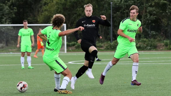 Selten tat sich den Detmoldern eine L&uuml;cke auf, wie hier f&uuml;r Oliver Hett gegen zwei Mastbrucher Gegenspieler. - &copy; Oliver K&ouml;nig