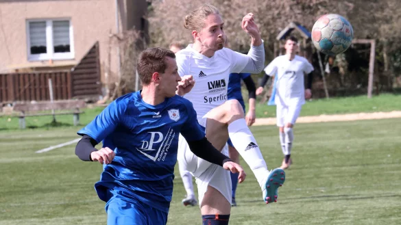 Jonas Hildebrand (rechts) vom TBV Lemgo II kommt eher an den Ball als sein Braker Gegenspieler Patrick Kunze. - © Paul Cohen