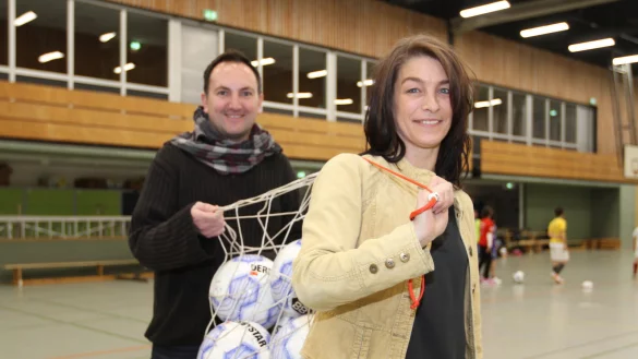 Die Organisations-Leitung: Heike Montag und Björn Schollbach mit Fußbällen für das Turnier am Sonntag im Lohfeld. - © Sebastian Lucas