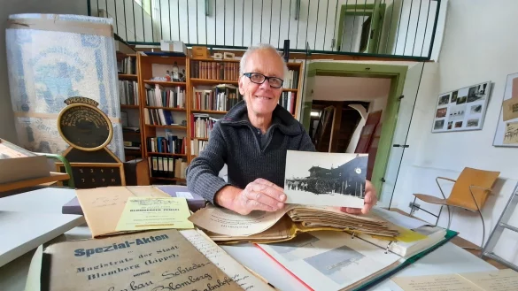 Stadtarchivar Dieter Zoremba bl&auml;ttert in alten Unterlagen der Blomberger Eisenbahn. - &copy; Michaela Wei&szlig;e