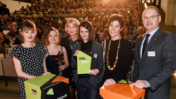 FH-Präsidentin Ingeborg Schramm-Wölk (3.v.l.), die Stipendiatinnen Anna Borsdorf (v.l.), Irena Josifoska, Fabia Meyer, Katja Urhahne (Studienfonds OWL) und Förderer Hermann Vogel bei der Feier. - © Christian Weische