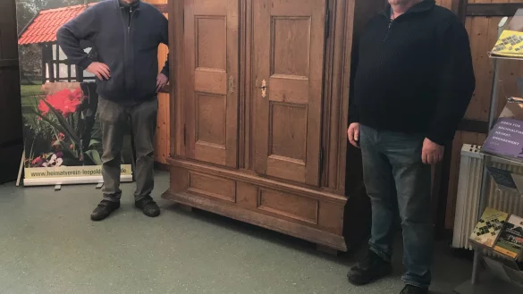 Helmut Müller (links) und Dieter Sieweke kümmern sich um das neue Exponat – den Dielenschrank.
Foto: Heimatverein Leopoldshöhe - © HV Leopoldshöhe