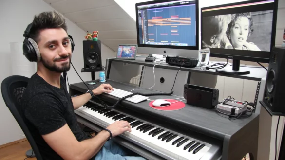 Klein aber fein: In seinem Tonstudio zuhause komponiert Dennis Le Rose Musik. Der Film "Die 1000 Glotzb&ouml;bbel vom Dr. Mabuse", den er vertont hat, feiert am 30. August in Stutttgart Premiere. - &copy; Carolin Brokmann
