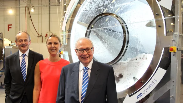 F&uuml;hrungsspitze: Unternehmer und Stiftungschef Martin Kannegiesser (r.) mit seiner Tochter Tina und dem neuen CEO Engelbert Heinz. Im Hintergrund ist ein Waschvorgang zu sehen. FOTO: KIEL-STEINKAMP - &copy; Frank-Michael Kiel-Steinkamp