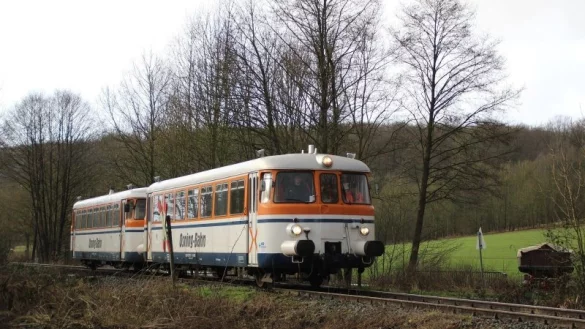 Das Bild mit Seltenheitswert stammt von Anfang 2015. Damals &uuml;berquert ein alter Triebwagen der Osningbahn das Fl&uuml;sschen Maibolte auf einer sanierten Br&uuml;cke bei D&ouml;rentrup. - &copy; Verkehrsbetriebe Extertal