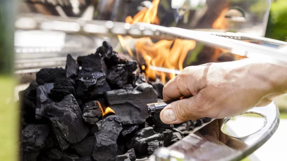 Grillkohle - &copy; Foto: Monique W&uuml;stenhagen/dpa-tmn