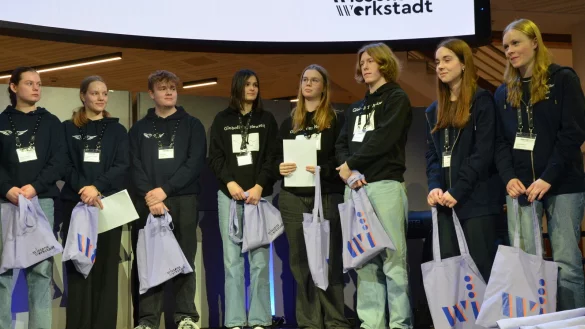 Bei der Preisverleihung von "Jugend forscht" in Bielefeld: Die Bad Salzufler Schüler Pia Luisa Strachau (von links), Sophie Neufeld, Frederik Rolf, Marie Buchhorn, Jonah Marie Flaskämper, Jannis Biedermann, Jule Heseler und Melina Oberhoff. - © Sibylle Kemna