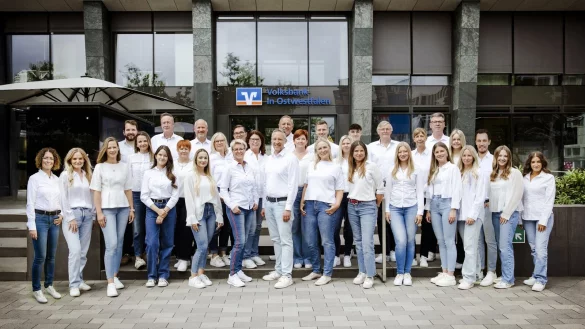 Das Team der neu fusionierten Geno immobilien vor der Zentrale am Kesselbrink in Bielefeld. - &copy; Volksbank