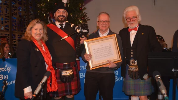Für seine tontechnische Begleitung vieler Konzerte der Oerly Musikschule bedankten sich Barbara (l.) und David Clarke (r.) bei Jörg Gronemeier (2.v.r.). Dudelsackspieler Kostas Sakkos (2.v.l.) war extra gekommen, um für Gronemeier „Amazing Grace“ zu spielen. Foto: Sibylle Kemna - © Sibylle Kemna