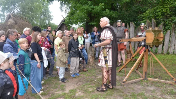 Hans-Werner Berg (vorne) zeigt ein Torsionsgeschütz. - © Sibylle Kemna