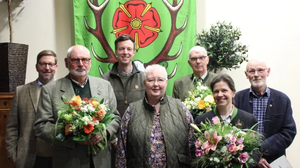 Abschied und Ehrungen: Benjamin Schikowski, Günter Harmel, Dr. Manuel Ermann, Sabine Beck, Dirk Reese, Klaudia Hugenberg und Engelbert Styra (von links) stellen sich der Kamera. - © Kreisjägerschaft Lippe
