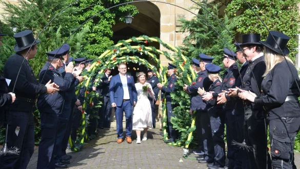 Der "sch&ouml;nste Tag ihres Lebens": F&uuml;r einige Stunden ziehen Nathalie und Max K&ouml;nig die Gummistiefel aus. Mitten in den Aufr&auml;umarbeiten nach dem verheerenden Hochwasser heiraten die beiden auf Gut Steinbeck in W&uuml;sten. Nach der Trauung stehen Kameraden der Freiwilligen Feuerwehr und Arbeitskollegen von Schornsteinfegerin Nathalie K&ouml;nig Spalier. - &copy; Fotorechte Max K&ouml;nig