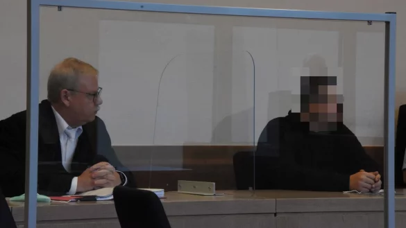 Der Angeklagte Timo S. (rechts) mit seinem Verteidiger Andreas R. Scharmer. - &copy; Raphael Bartling