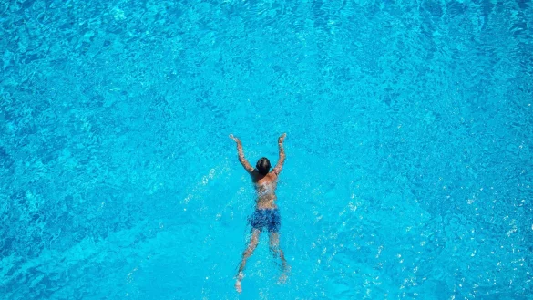 Augen mit Wasser sp&uuml;len - &copy; Foto: Sebastian Gollnow