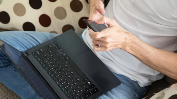 Surfen mit Smartphone und Notebook - &copy; Foto: Christin Klose/dpa-tmn