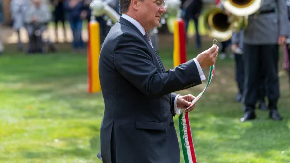 Ministerpr&auml;sident verleiht auf dem Schlo&szlig;platz der Panzerbrigade 21 &bdquo;Lipperland&ldquo; der Bundeswehr das Fahnenband des Landes Nordrhein-Westfalen. - &copy; Jannik Stodiek
