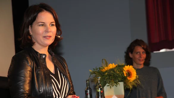 Annalena Baerbock stand in der Detmolder Stadthalle Rede und Antwort, Kreissprecherin Inga Kretzschmar moderierte.&nbsp; - &copy; Martin Hostert