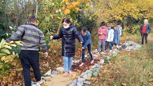 Erik, Aset, Ruaa, Jan, Liam, Finn und Chris-Oliver (von links) erkunden den neuen Barfu&szlig;pfad. - &copy; Johanna Thiel