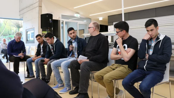 In der Diskussion: (von links) Matthias Engel, Mohammed, Mohamed, Maher, Gerd Detering, Reza und Nishmatulah. - &copy; Guntmar Wolff