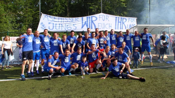 Auftakt zu einer knackigen blau-weißen Party: Trainer Matthias Düding (stehend links) und sein Co-Trainer Jens Böttcher (Zweiter von rechts) feierten den Aufstieg mit den Spielern Patrick Barthelmeus, Hannes Withöft, Jannis Pehle, Hatim Batri, Diego Giesbrecht Ketler, Dominic Pollakowski, Marvin Metz, Marius Ravenschlag, Tim Ende, Gerrit Barthelmeus, Johannes Driediger, Christian Bilavcic, Jan Heidschuster, Moritz Plate, Alexander Ludwig, Niklas Bergen, Steven Reimer, Alichan Dadaev, Gerrit Schwanold, Alexander Ludwig, Marcel Jablinsky, Lukas Thomalla und Tobias Neumann. - © Jörg Hagemann