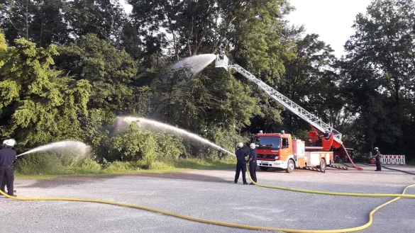 Nur eine &Uuml;bung: Die Feuerwehr probt die richtige Taktik f&uuml;r den Waldbrand. Denn Flammen im Forst sind f&uuml;r die Helfer immer eine besondere Herausforderung. - &copy; Stephan Helms/Feuerwehr Lemgo