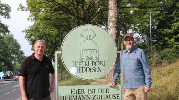 Cord Br&uuml;ning (links), Vorsitzender des Heimatvereins Hiddesen, und Stellvertreter Andr&eacute; Sedlaczek stellen das neue Ortsschild f&uuml;r Hiddesen vor. - &copy; Cordula Gr&ouml;ne
