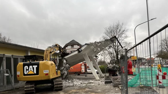 Die Tankstelle am Regenstor ist am Mittwoch abgerissen worden. - &copy; Mario Girschner