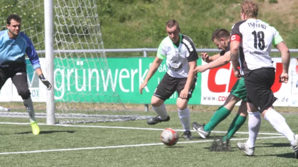 Abgezogen: L&uuml;denhausens Lukas Stock (gr&uuml;nes Trikot) setzt sich gegen Oerlinghausens Rene Kronshage (links) und Marcel Berkemeier (rechts) durch. Doch sein Schuss erreicht nicht das anvisierte Ziel. - &copy; Dietmar Welle