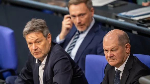 Politische Führungskräfte diskutieren im Bundestag: Die Entwicklungen in OWL spiegeln das zunehmende politische Engagement wider. - © Michael Kappeler/dpa