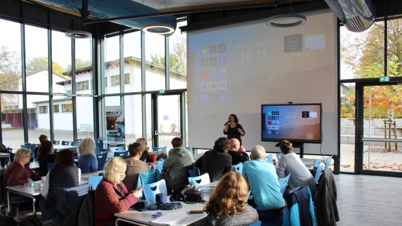 Moderatorin Lilian Hardwick von der Firma prowise gestaltet kleine Workshops f&uuml;r das Kollegium der Heinz-Sielmann-Schule und stellt die technischen Spezifikationen des Touchscreens vor. - &copy; Christian Landerbarthold