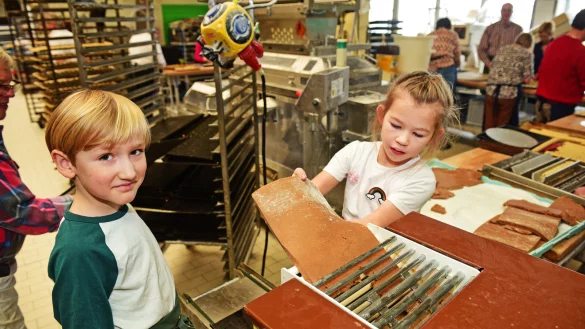 Pit und Stella bef&uuml;llen beim Weihnachtsbacken des Kiwanis-Clubs in Lemgo eine Spekulatiusmaschine mit Teig. - &copy; Nicole Ellerbrake