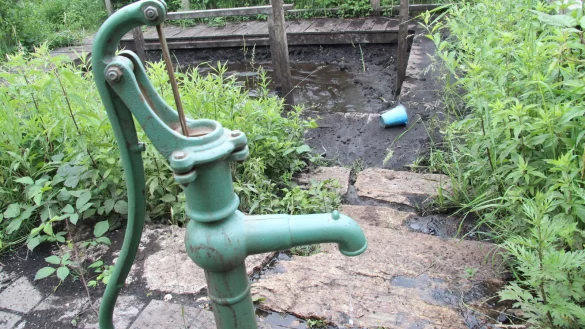 Das Moortretbecken am Stinkebrink ist das einzige Relikt der fr&uuml;heren Heilmittelanwendung. Hier kann man sich die F&uuml;&szlig;e im Moor vertreten und mit Wasser aus der Handschwengelpumpe wieder s&auml;ubern. - &copy; Dieter Asbrock